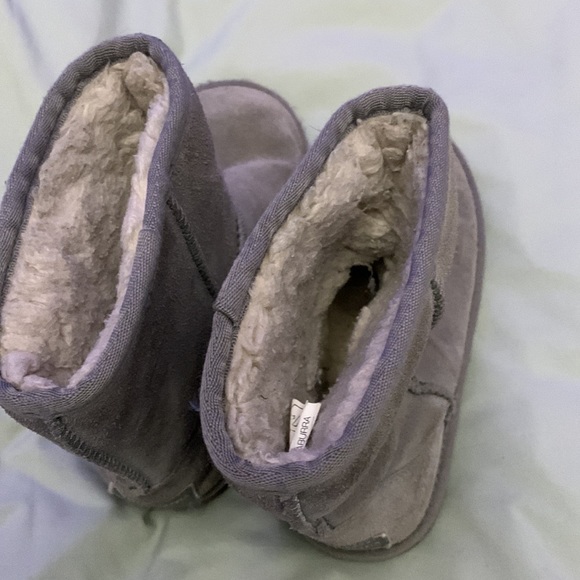 Girls Koolaburra by Uggs boots size 2. Has some wear. - Picture 3 of 5